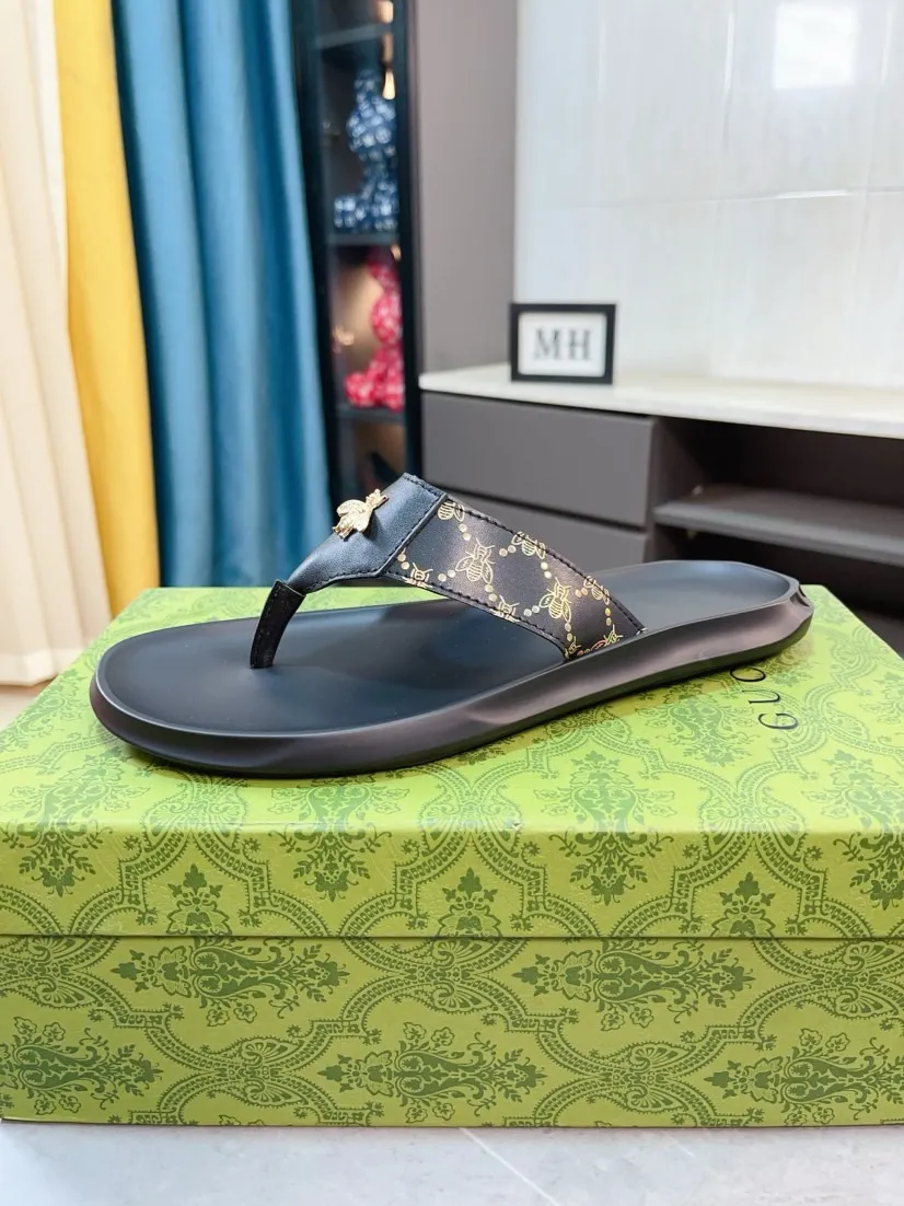 Men's shoes 💰260🌹🌹 (gucci-Gucci) New men's slippers, high-end boutique, made of cowhide, with exquisite embossed logo decoration on the upper, fine workmanship, super soft soles, casual, loose and comfortable, a must-have in summer! \nsize：38-44